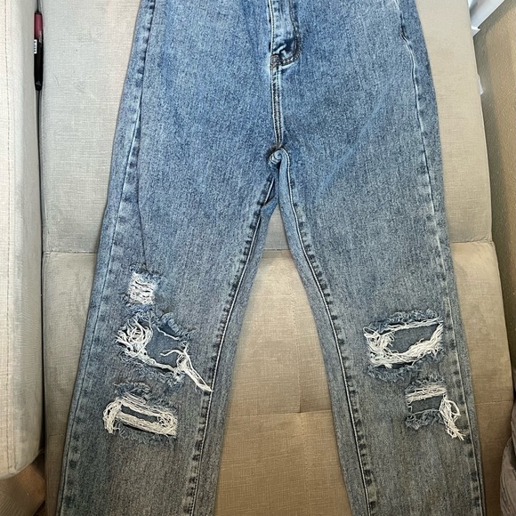 PrettyLittleThing Ripped Straight Leg Jeans - Picture 6 of 10